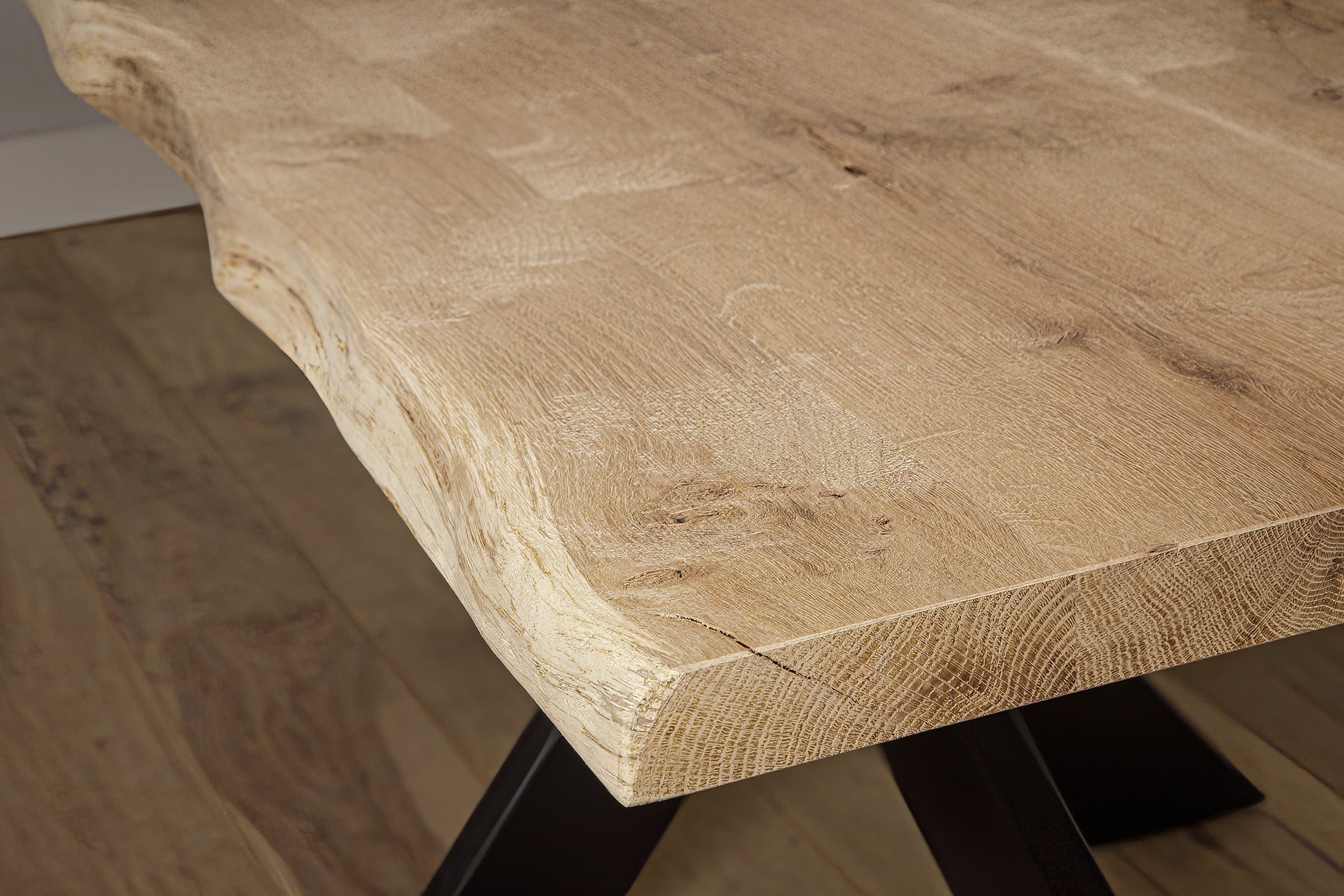 Massief houten tafelblad: grof uniek – De Vloerenfabriek