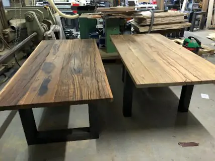 Twee maatwerk tafels in de showroom in Zeewolde van De Vloerenfabriek